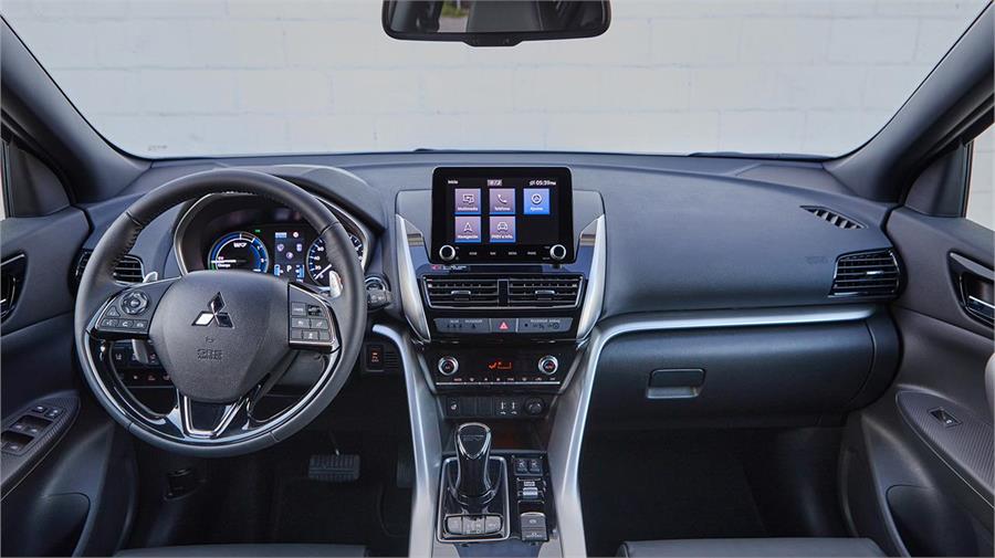 El interior del Mitsubishi Eclipse Cross PHEV es muy similar al del anterior modelo, pero tiene una nueva pantalla central digital. 