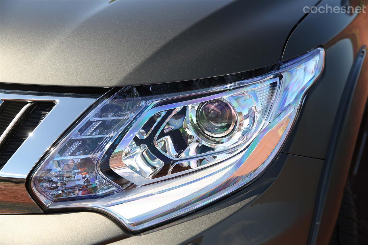 El Mitsubishi L200 luce unos nuevos faros bi-Xenón con luces LED diurnas y diseño más actual. 