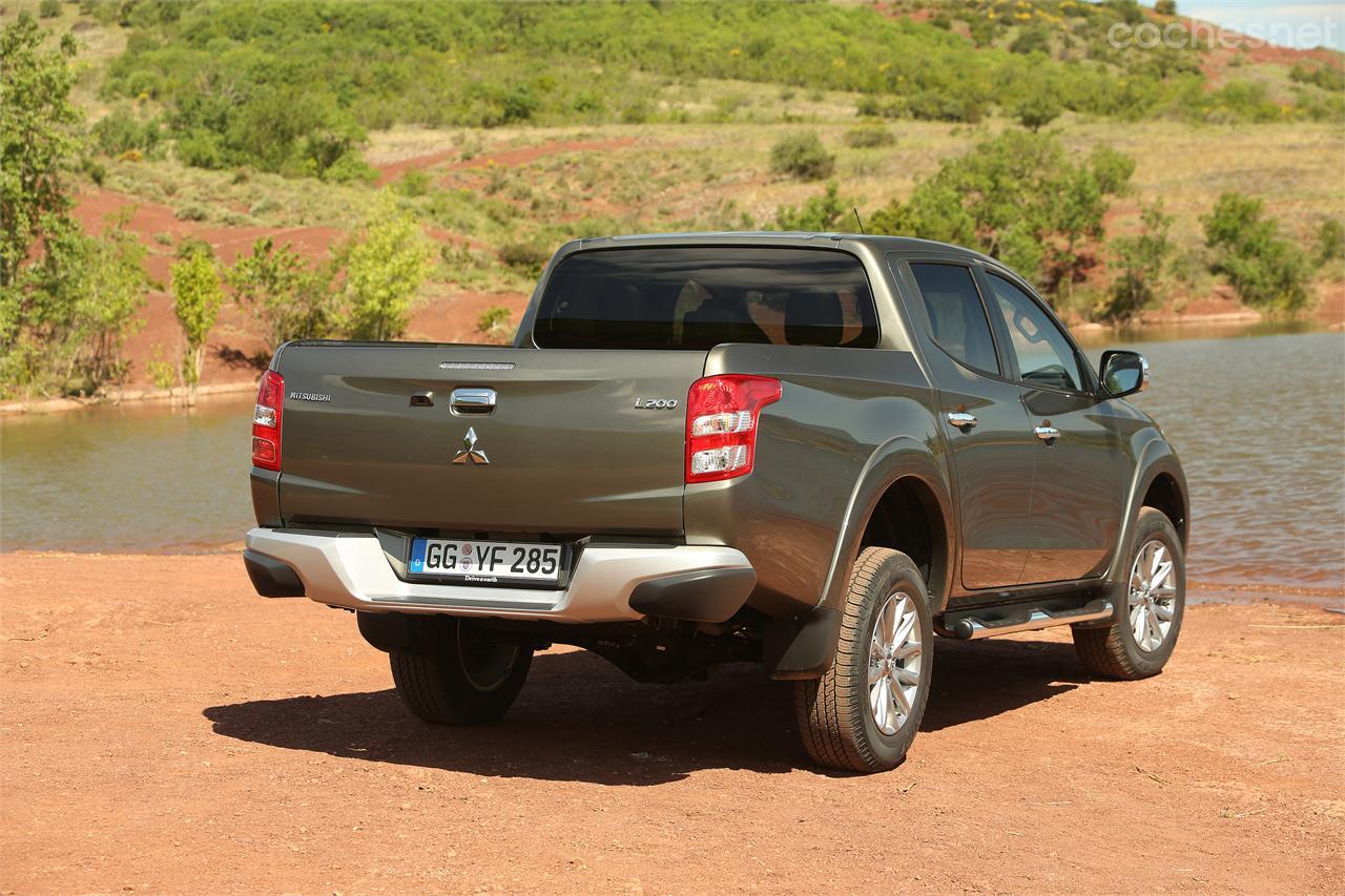 Es difícil distinguir el nuevo Mitsubishi L200 del anterior. Las nuevas ópticas dan una pista, aunque los cambios son más importantes de lo que parece. 