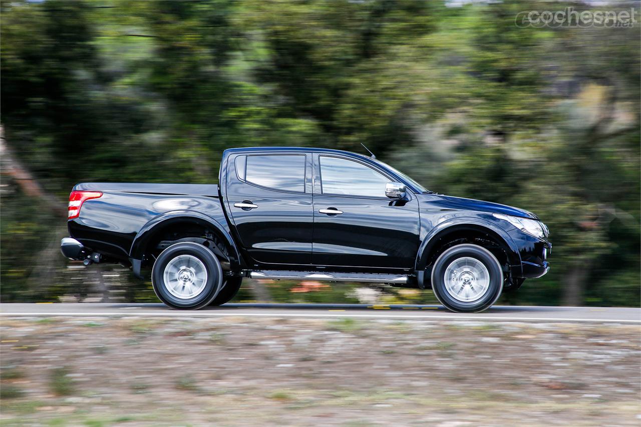 El Mitsubishi L200 mide 5,20 metros de longitud y tiene 3 metros de batalla. No son las dimensiones ideales para manejarse en ciudad, prefiere la carretera abierta. 