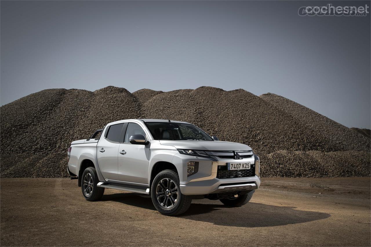 Con unas dimensiones prácticamente calcadas a la anterior generación, el nuevo Mitsubishi L200 apuesta por frontal mucho más contundente.