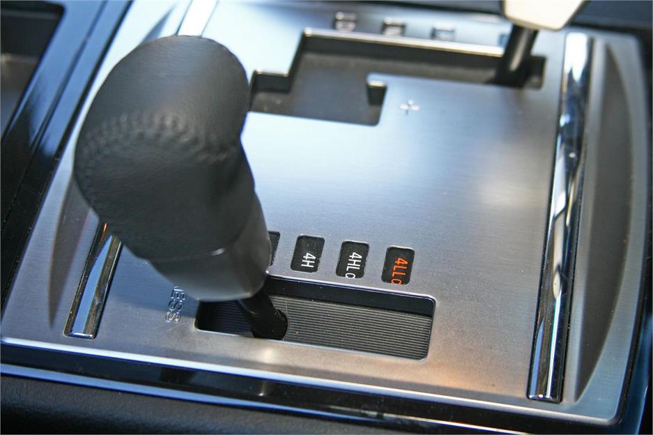 MITSUBISHI Montero - With this lever the desired type of traction is managed.  The rear differential lock is activated by a button on the console.