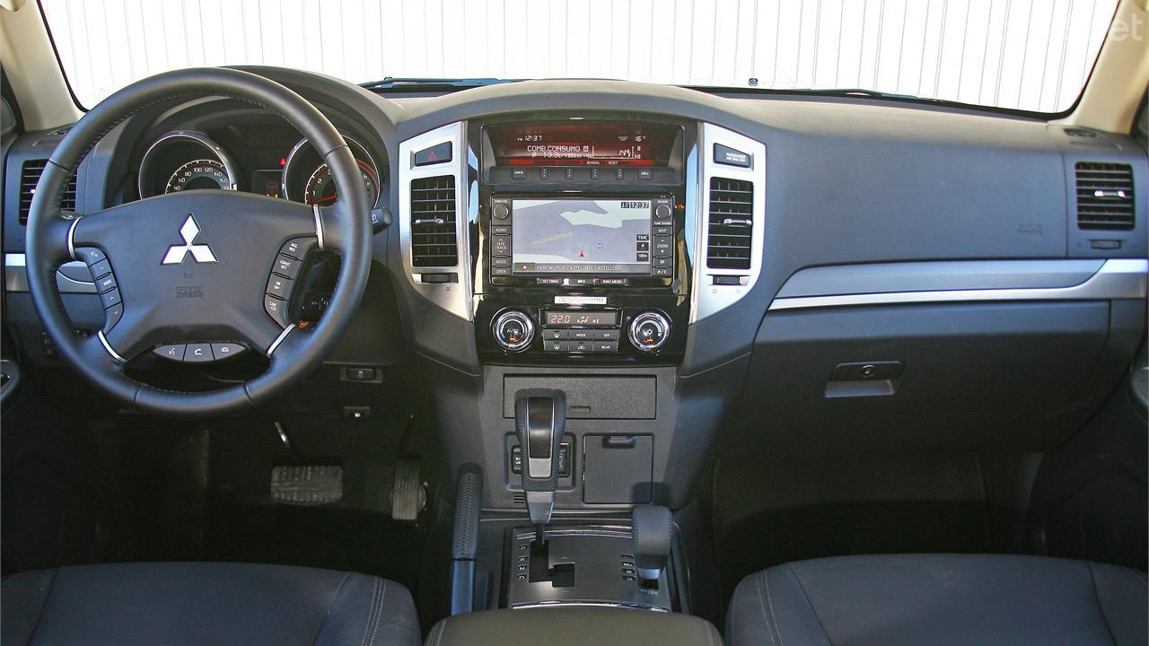 MITSUBISHI Montero - A correct interior without more.  Quite simple and with robust elements to withstand intensive use.  Some plastics should improve.