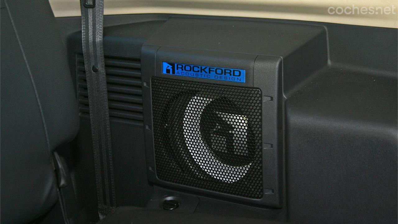 MITSUBISHI Montero - One of the novelties of the Kaiteki finish is the incorporation of the standard Rockford premium sound system, with 8 speakers including this subwoofer in the rear seats.