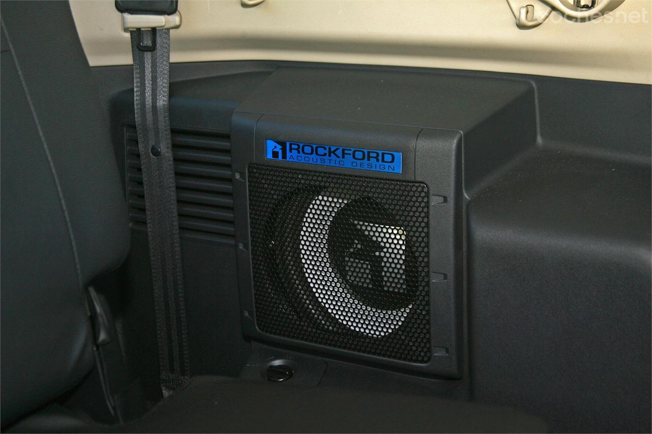 Una de las novedades del acabado Kaiteki es la incorporación del sistema de sonido "premium" Rockford de serie, con 8 altavoces incluyendo este subwoofer en las plazas traseras.