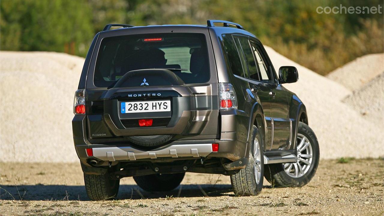 MITSUBISHI Montero - The new rear is limited to offering a new support for the spare wheel.