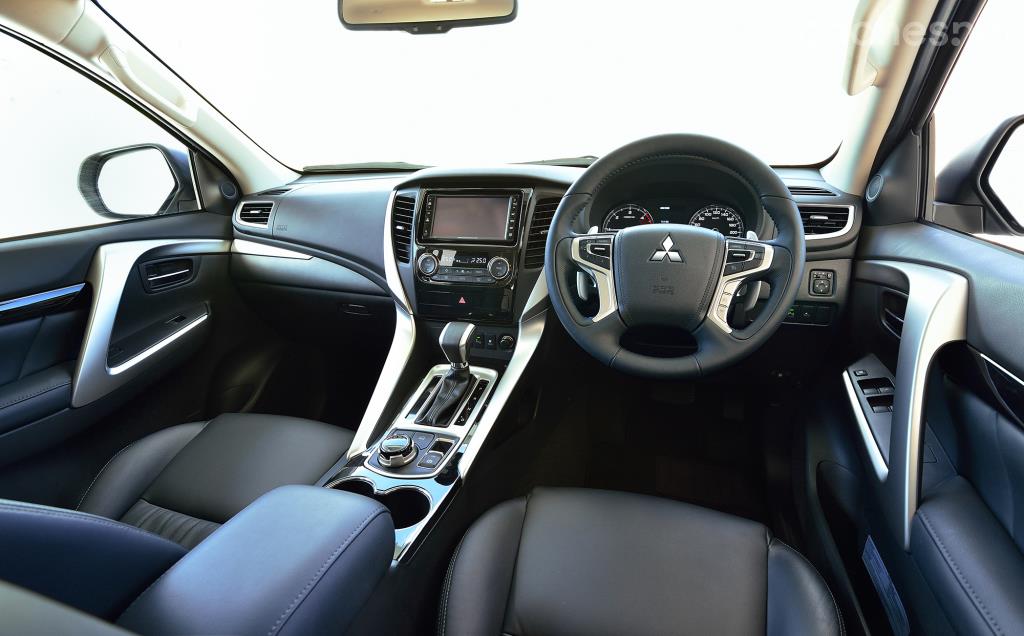 El interior tiene un aspecto bastante refinado, con algunos elementos similares al del Mitsubishi L200, del cual deriva. 