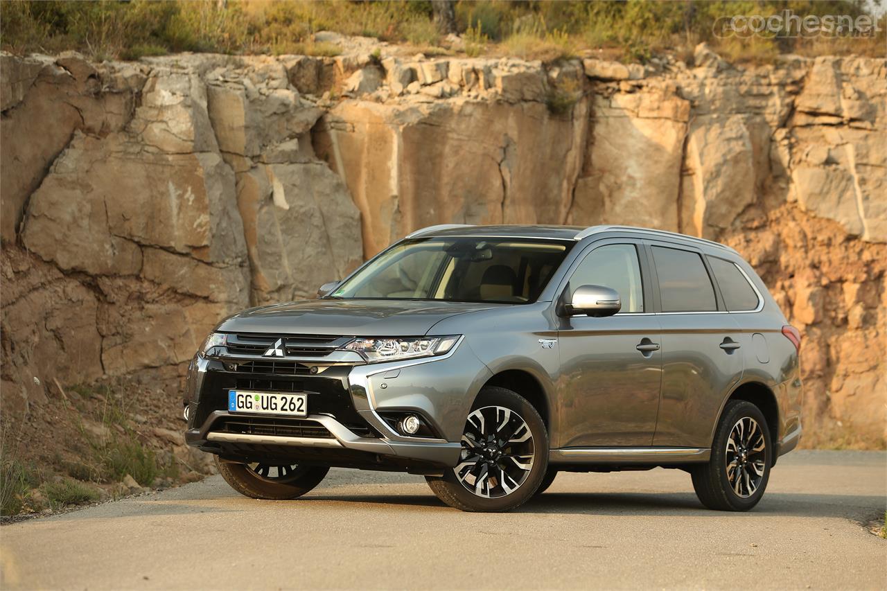 El Mitsubishi Outlander PHEV en su versión 2016 ya está a la venta en España, con un restyling estético y mecánico. 