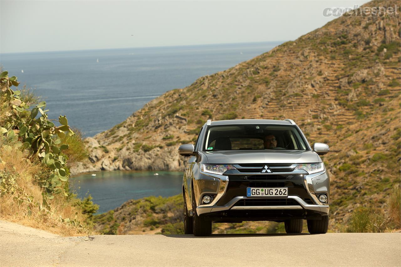 El Mitsubishi Outlander PHEV es un buen crossover para desplazarse con poco gasto de combustible siempre que sepas respetar la capacidad de sus baterías. 