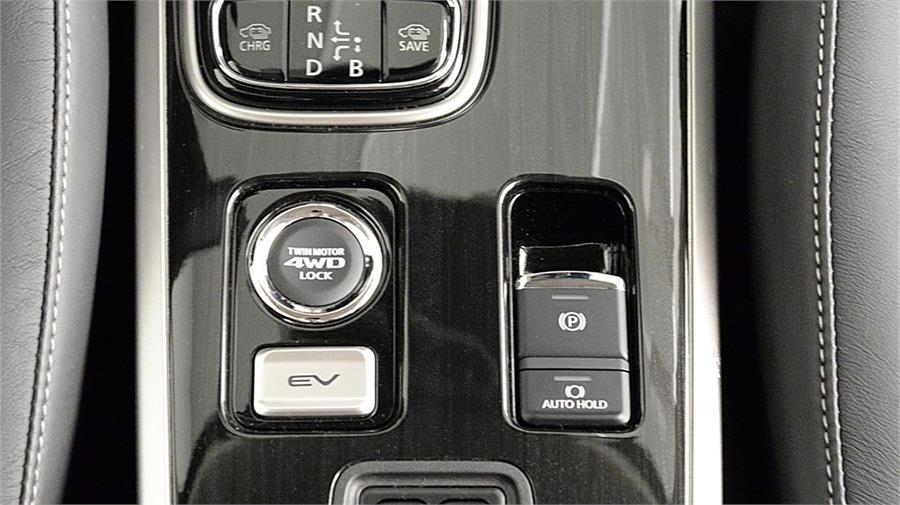 Junto al sistema de bloqueo del sistema Twin Motor (que permite que el coche circule siempre en tracción 4x4) encontramos el nuevo botón EV para poner en marcha el modo 100% eléctrico.