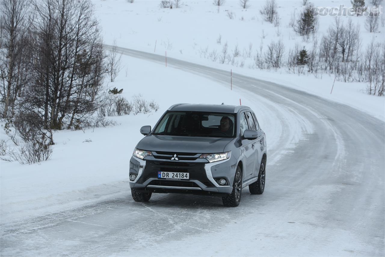 El Outlander PHEV monta sistema de detección de ángulo muerto, de alerta de tráfico trasero y de mitigación de colisión frontal con detección de peatones, entre otros. 