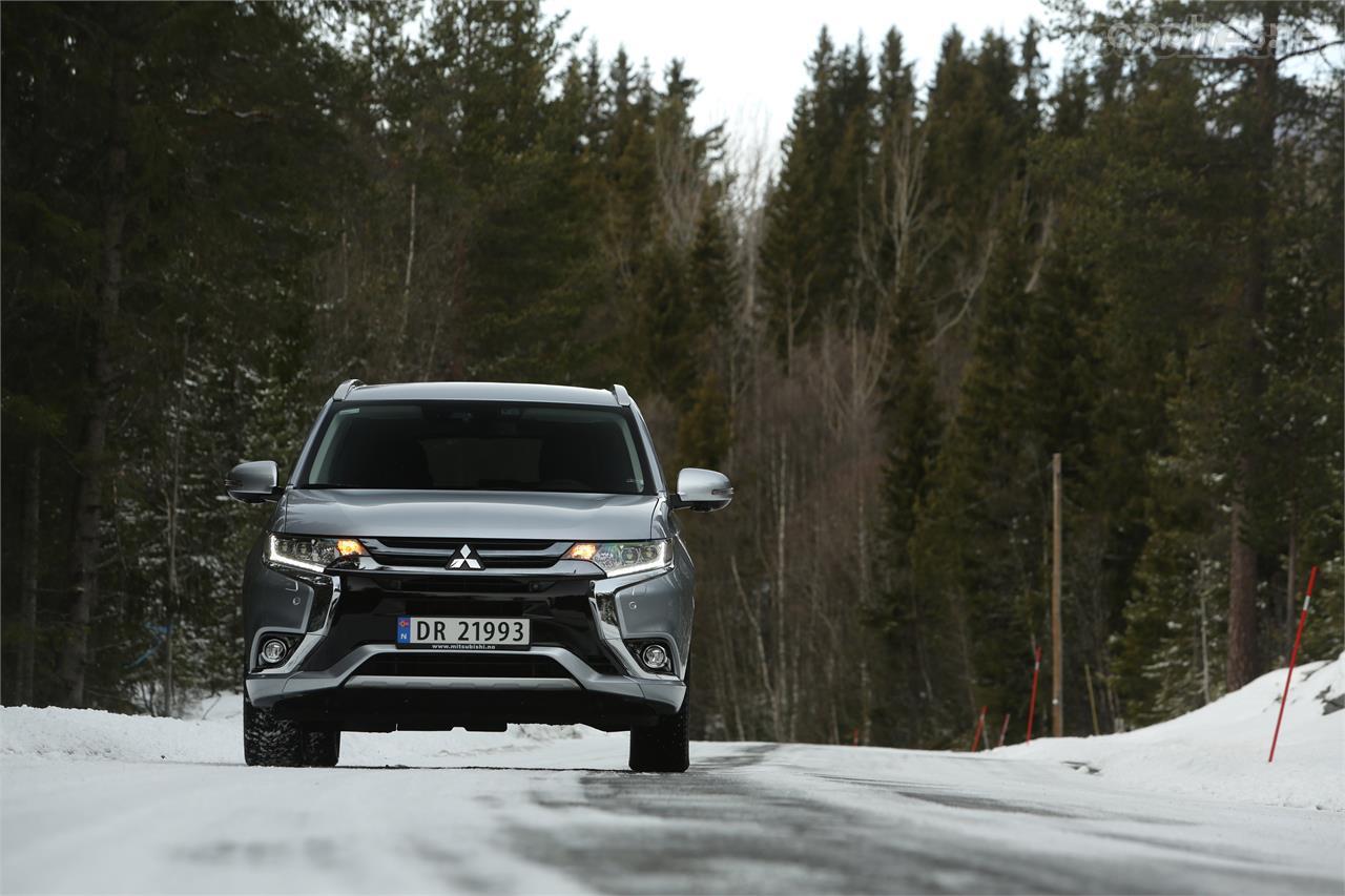 El sistema de transmisión S-AWC se sirve del control de estabilidad y el control activo de deriva para estabilizar el coche en el momento en el que alguna de las ruedas desliza. 