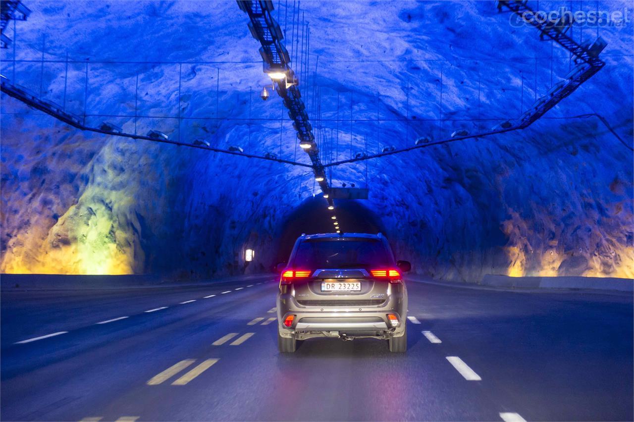 Los túneles de altísimo kilometraje noruegos se iluminan en algunos tramos con luz de día. 