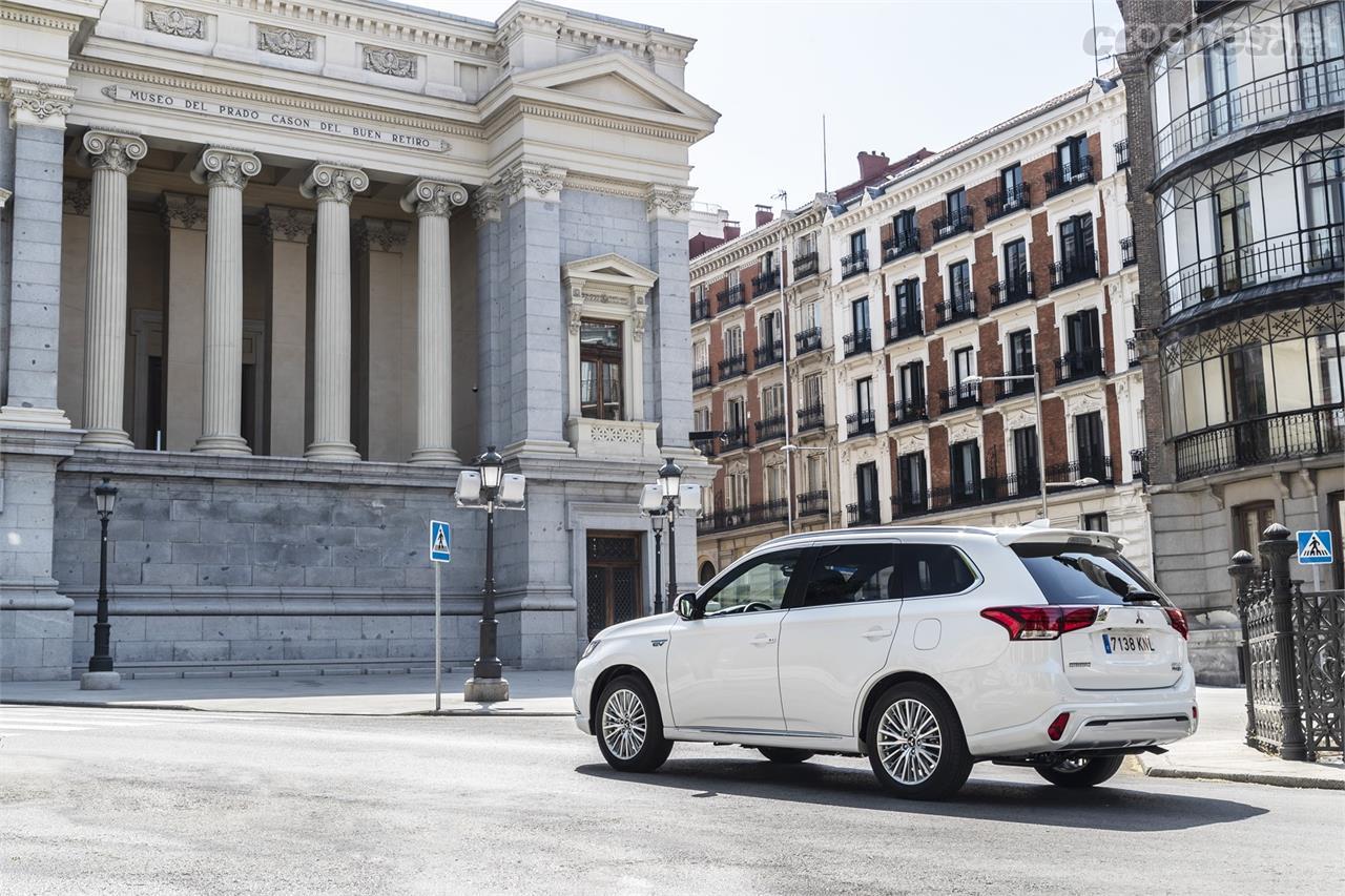 Gracias a sus 54 km en modo EV homologados, obtiene la etiqueta azul de la DGT que le otorga varias ventajas frente a híbridos convencionales.