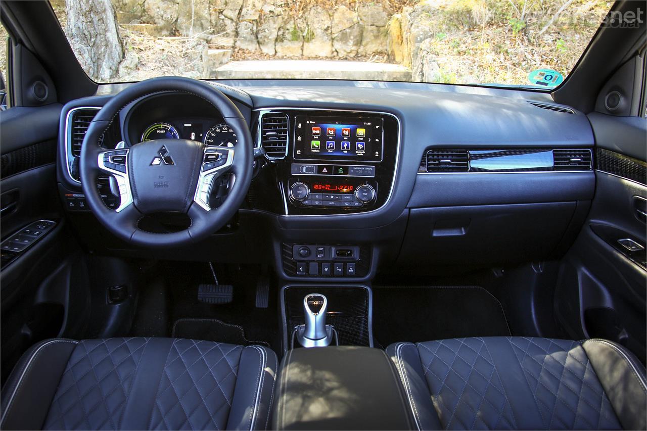 El interior del Mitsubishi Outlander PHEV presenta un estilo más clásico y conservador. La instrumentación es analógica. 