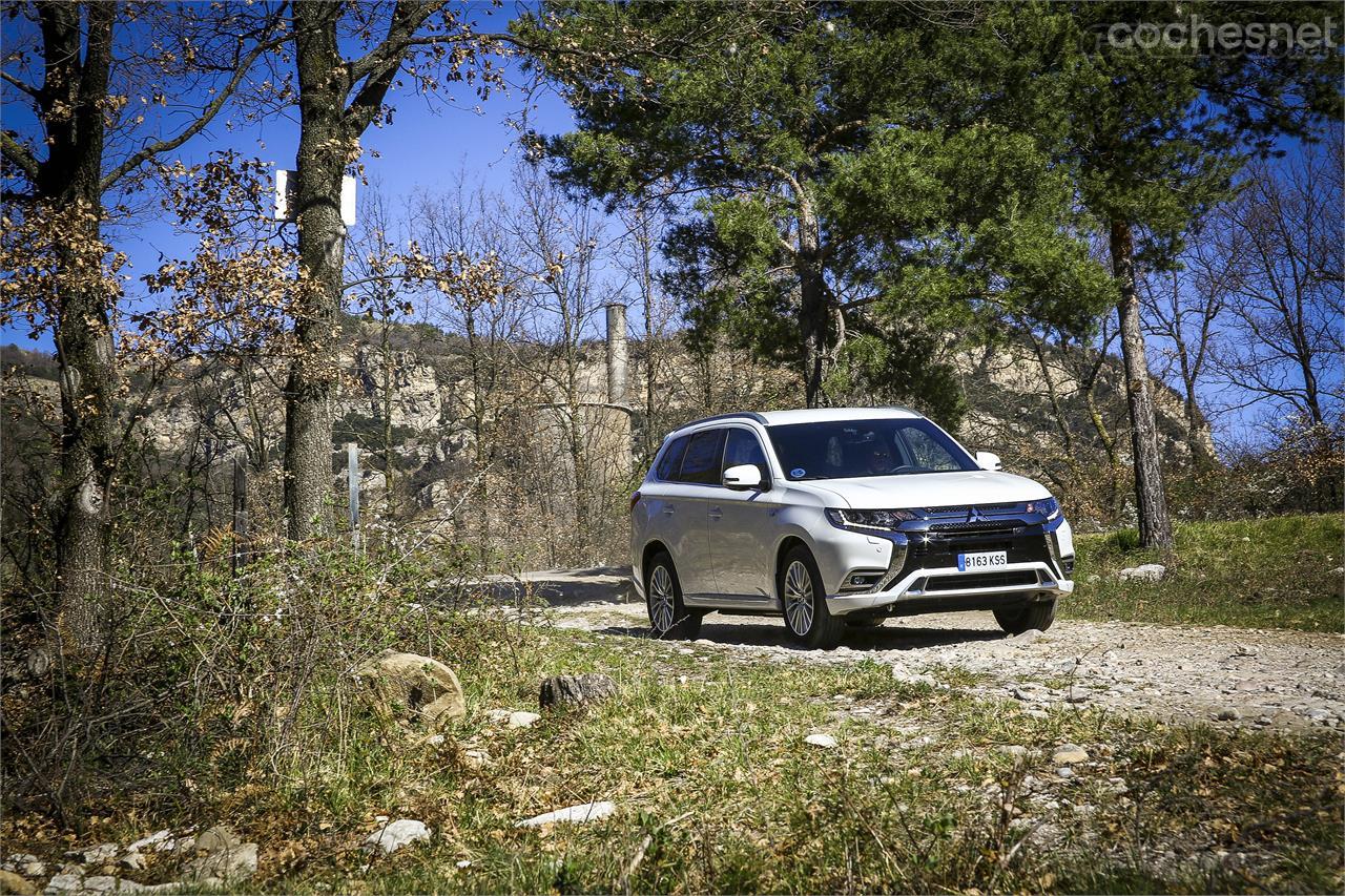 El Mitsubishi Outlander PHEV tiene unas suspensiones blandas y se nota algo pesado, grandote, pero es muy confortable.