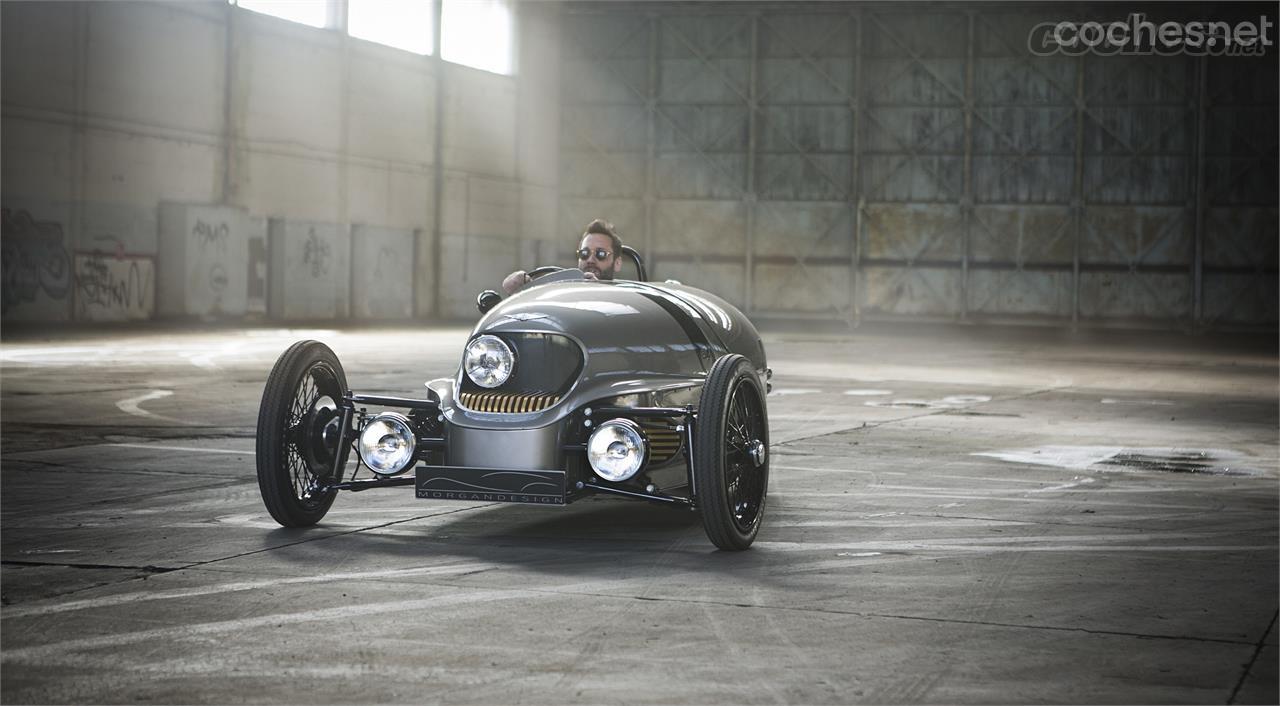 El concepto es el mismo que el del 3 Wheeler. La principal diferencia es que éste monta un motor eléctrico de 62 CV en vez del de combustión de origen Harley Davidson.