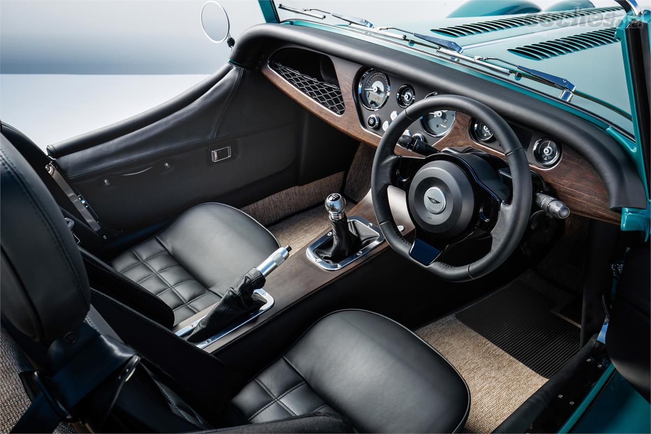 El interior del Morgan Plus Four sigue siendo muy clásico, pero ahora se ve mejor terminado. Según la firma británica, es algo más espacioso. 