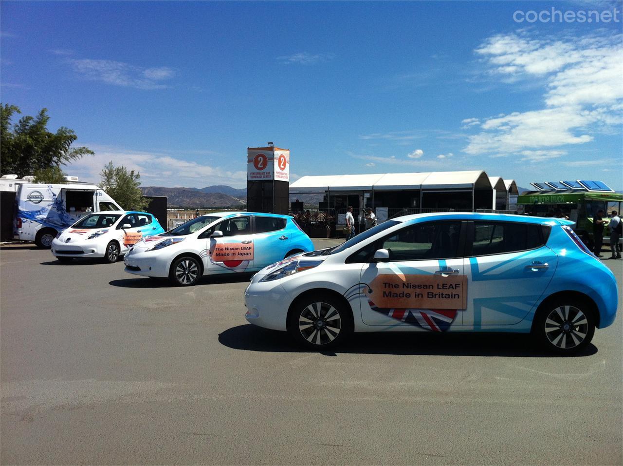 Estos son tres unidades del Nissan Leaf, cada una de ellas fabricadas en un país diferente: Japón, Estados Unidos y Gran Bretaña.