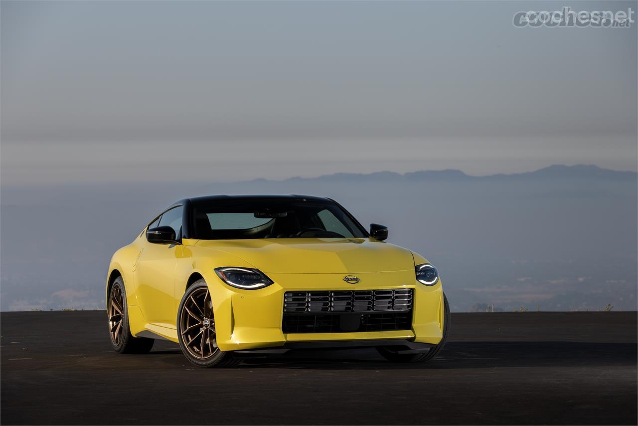 La serie limitada Nissan Z Proto Spec se distingue por pinzas de freno de color amarillo, llantas doradas, asientos de cuero con detalles y costuras amarillos.