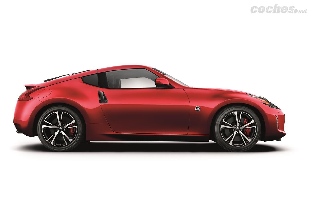 El Nissan 370Z mantiene el motor V6 de 3.7 litros y 328 CV, sin cambios. 