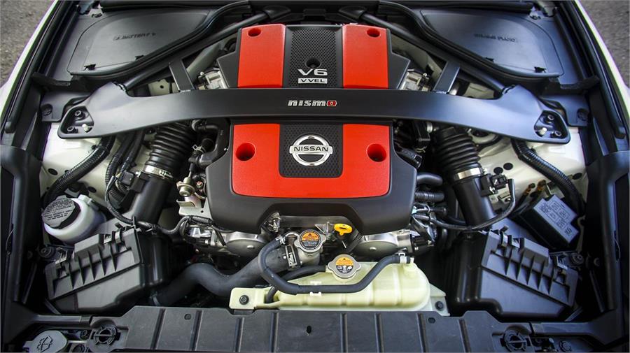 Esto es un motor de verdad. Un V6 de 3,7 litros que anuncia 348 CV a 7.400 rpm.