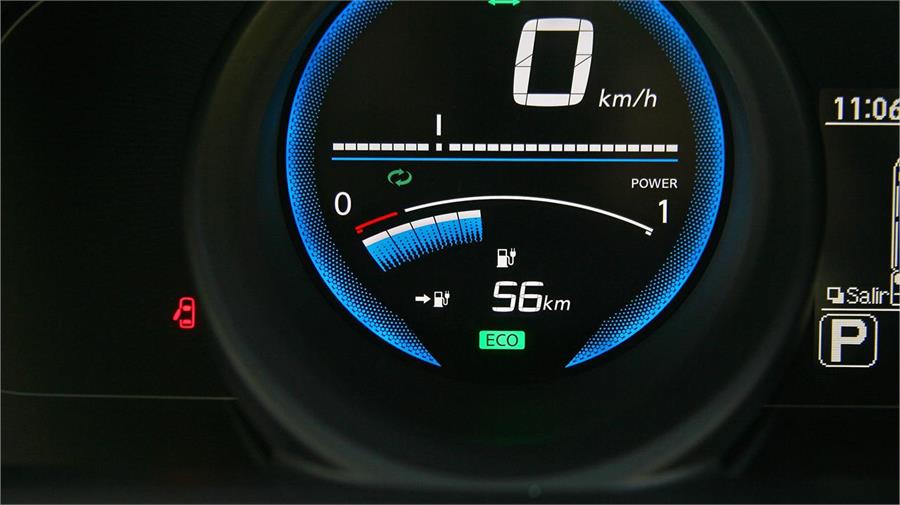 Hay que fiarse poco del indicador de autonomía inferior ya que se calcula en función del uso que se ha dado al coche en los kilómetros anteriores. 