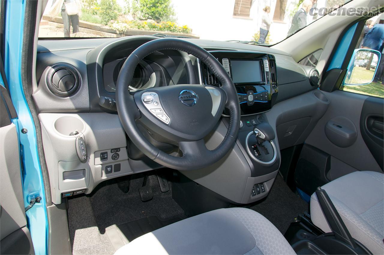 La e-NV200, puede disponer -entre otras cosas- de ca´mara de visio´n trasera en color, conectividad Bluetooth y sistema de navegacio´n mejorado respecto a la generacio´n anterior.