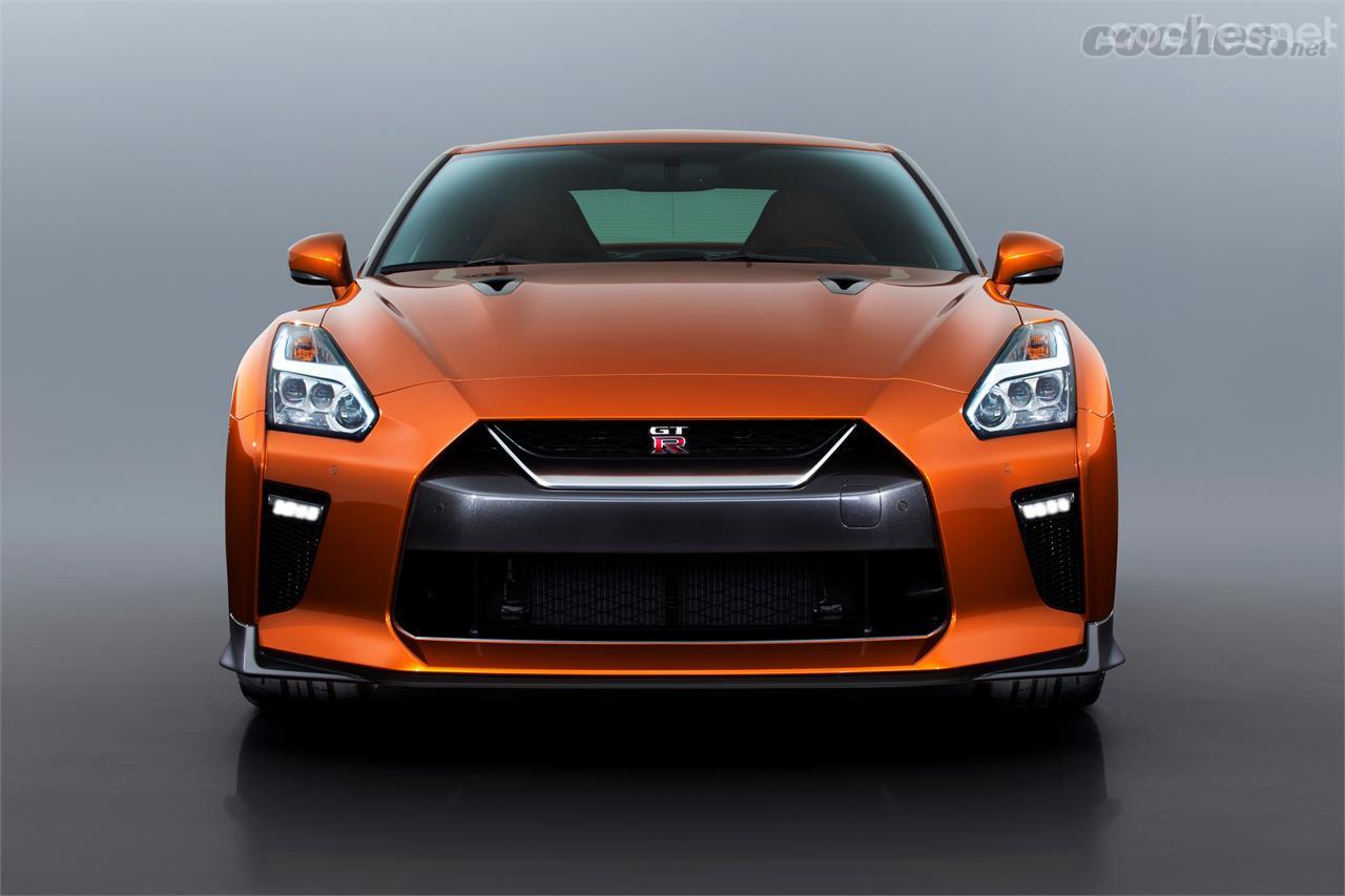 La nueva parrilla V Motion es el cambio más significativo del frontal del nuevo GT-R. 