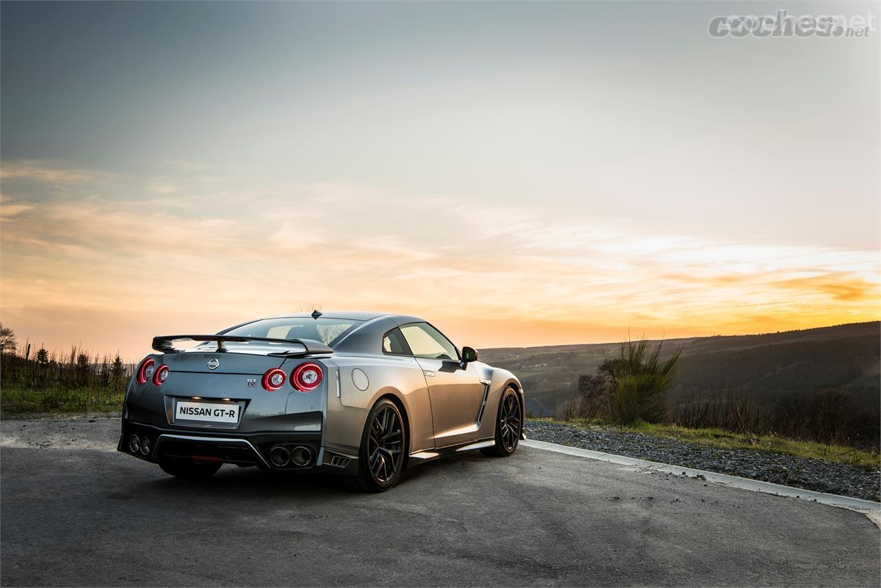 La leyenda Skyline sigue más viva que nunca. Y aunque ya no incorpore ese nombre, el GT-R mantiene la esencia de aquellos míticos modelos.