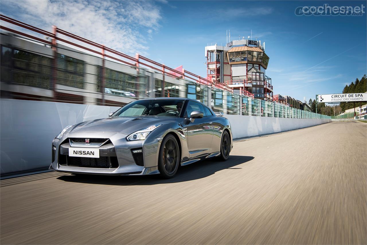 El motor 3.8 V6 incrementa su potencia en 20 CV. Ahora el GT-R ofrece 570 CV a 6.800 rpm.