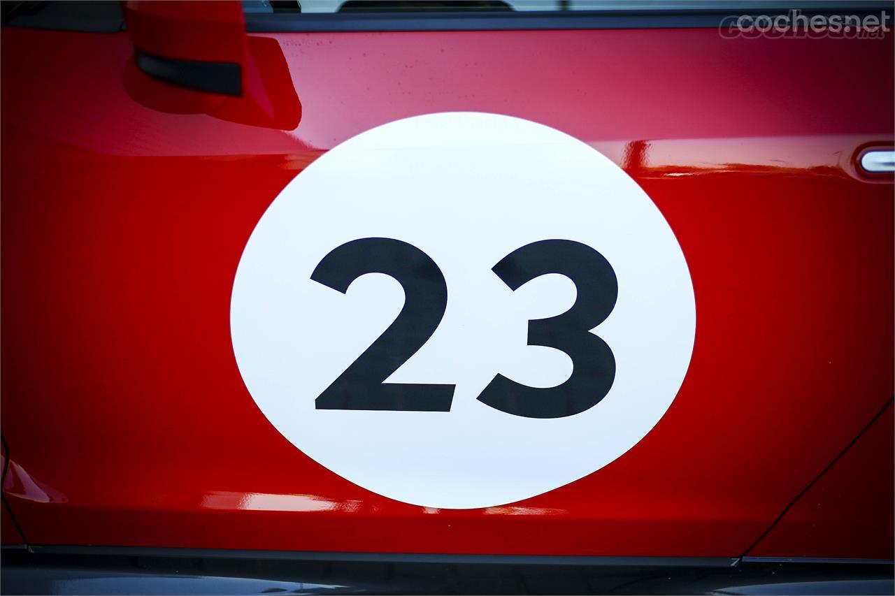 Los Nissan de competición suelen lucir el número 23 en sus puertas. En japonés el número 2 se pronuncia Ni, y el 3 San. 