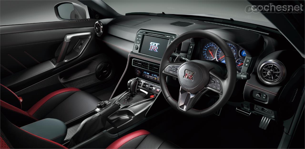 El interior del Nissan GT-R 2022 no recibe cambios significativos. Al ser un lanzamiento para el mercado japonés, el volante va a la derecha. 