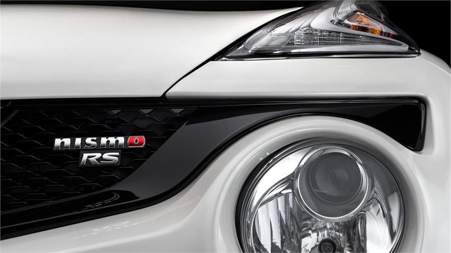 El logo Nismo con la o en color rojo y la coletilla RS identifican a esta versión más deportiva del Nissan Juke. 