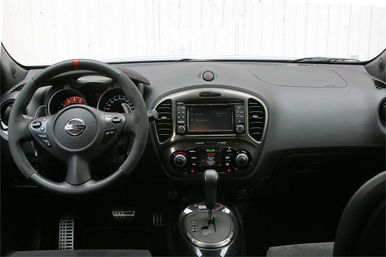 Detalles deportivos en el interior con la consola en color gris y el volante con referencia central y tapizado en Alcantara y cuero.