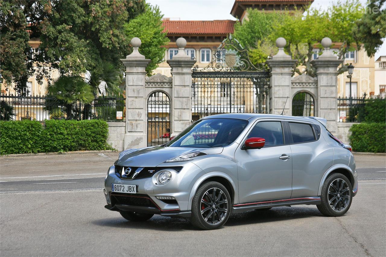 Nissan ha hecho un coche que combina la estética SUV, tan de moda actualmente, con las prestaciones de un GTI y la seguridad que siempre aporta la tracción integral.