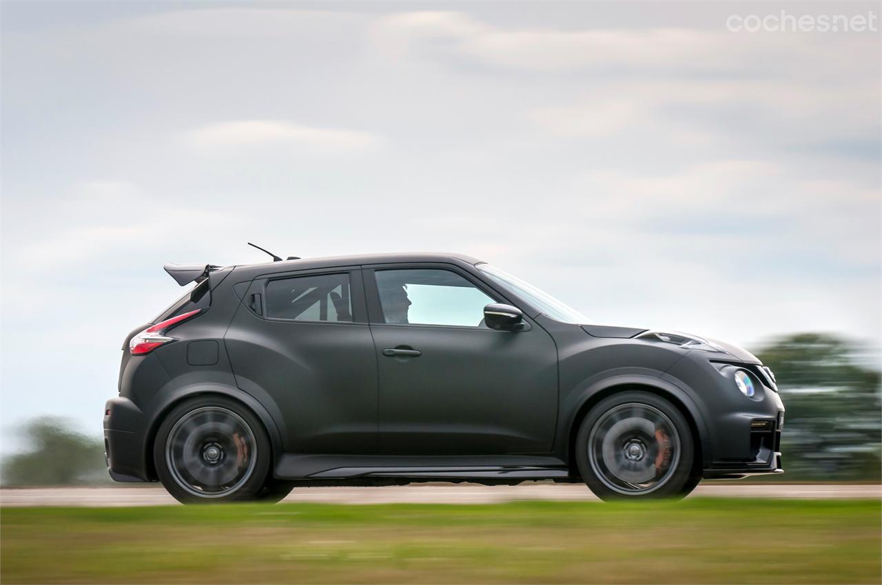 El Nissan Juke-R 2.0 es un crossover deportivo biplaza. En las plazas traseras se han colocado barras de protección. 