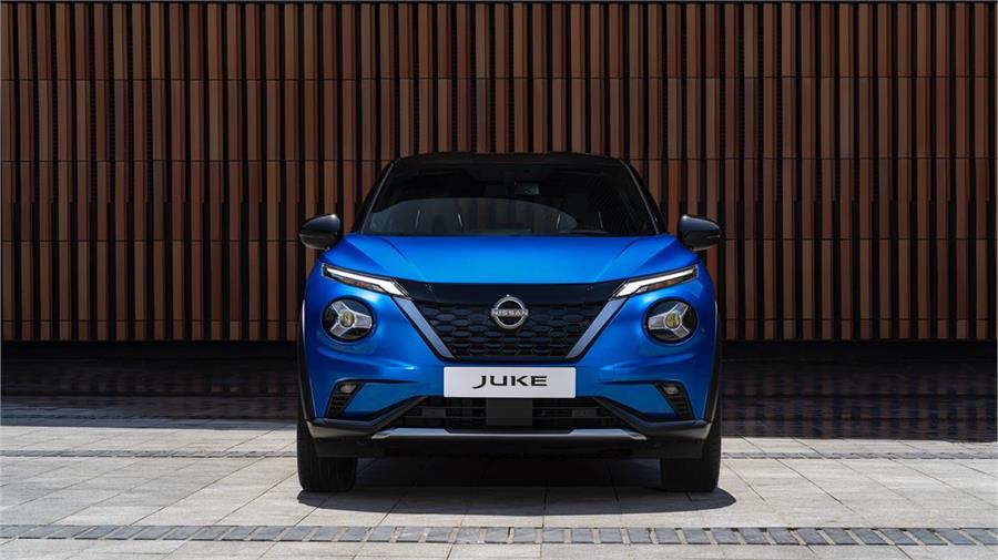 El nuevo Nissan Juke Hybrid estrena en frontal ligeramente distinto que enfatiza su modernidad.
