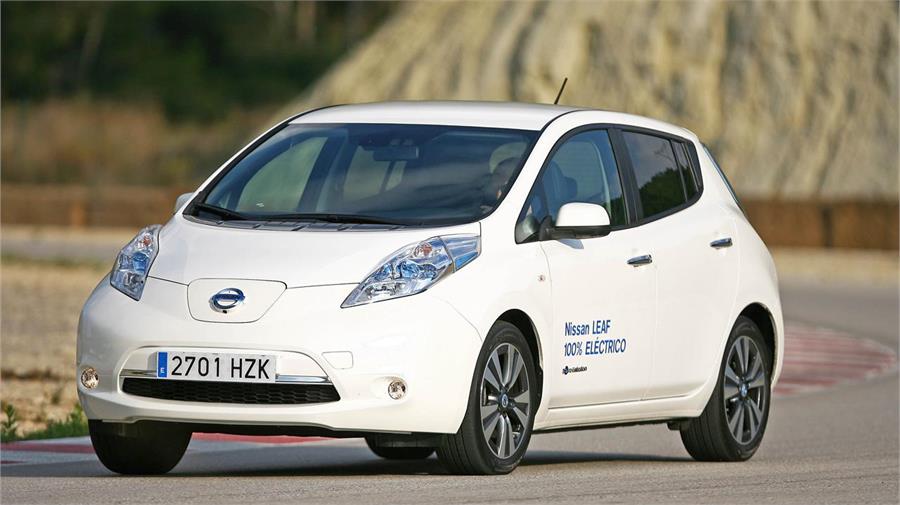 El Nissan LEAF es el referente para los compactos eléctricos. Agradable de conducir, bien construido y bien equipado, debería tener algo más de autonomía real.