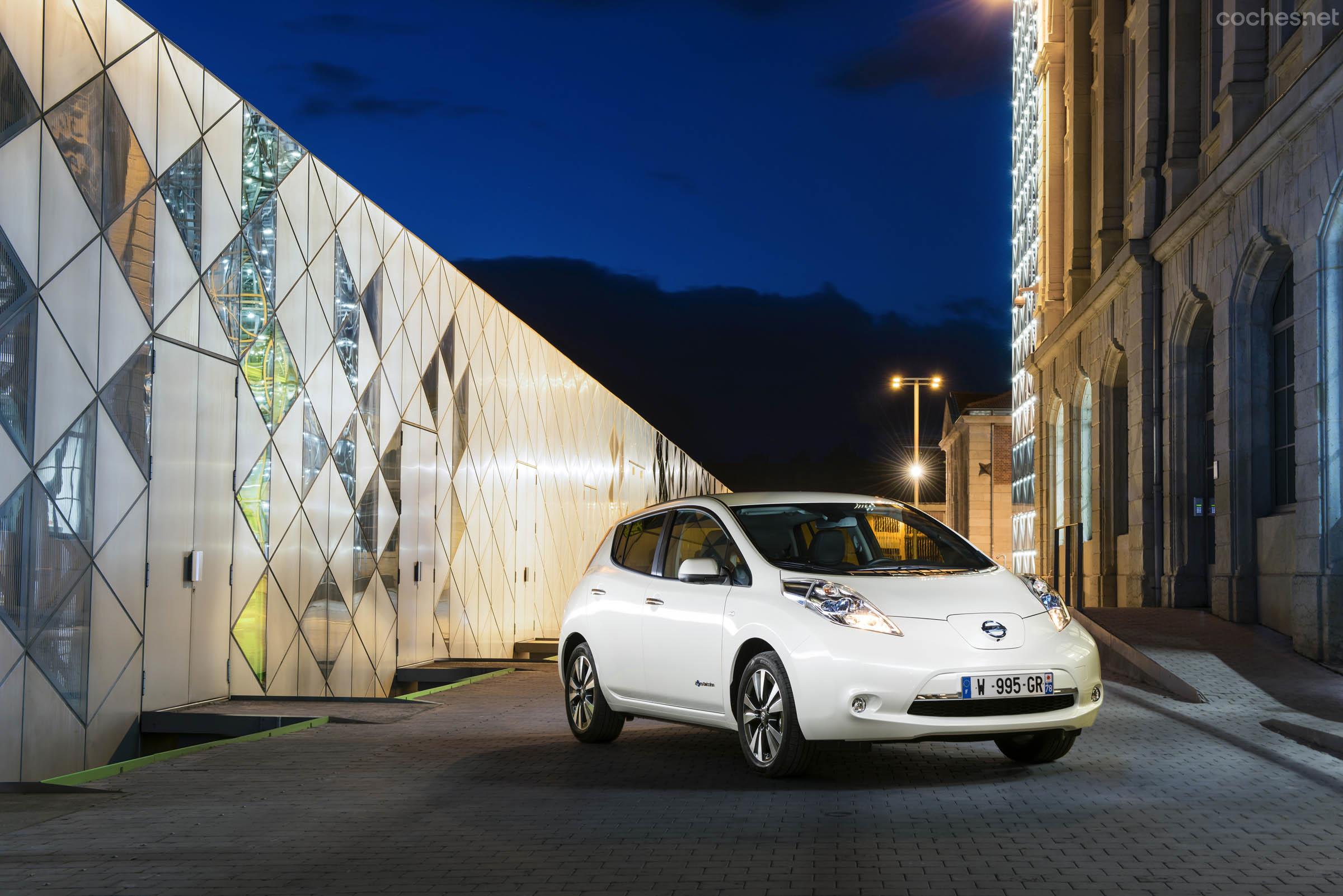 El Leaf es el coche eléctrico más vendido del mundo con casi 200.000 unidades. La versión con batería de 30 kWh pasa a aumentar la gama junto al de 24 kWh.