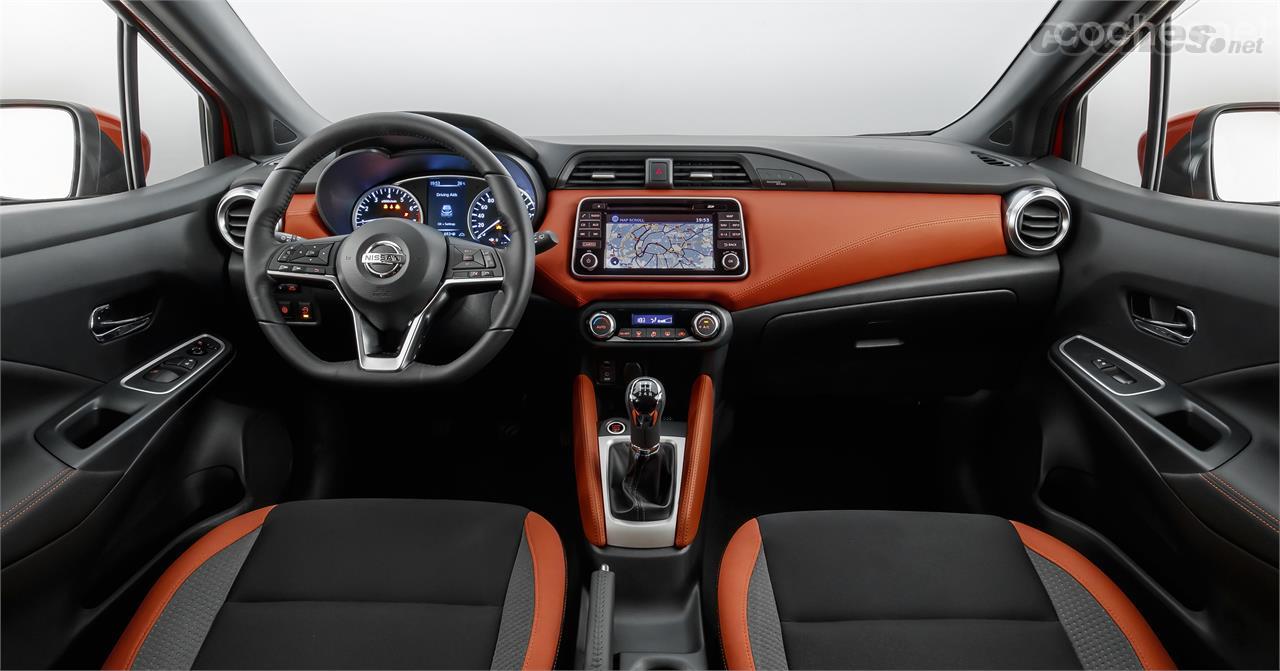 El diseño interior es agradable y funcional. La calidad de los materiales es superior a la del Nissan Pulsar.