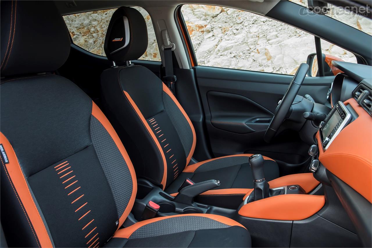 El interior en color naranja y negro está disponible con sobreprecio desde el acabado Acenta. Las plazas delanteras son amplias y confortables.