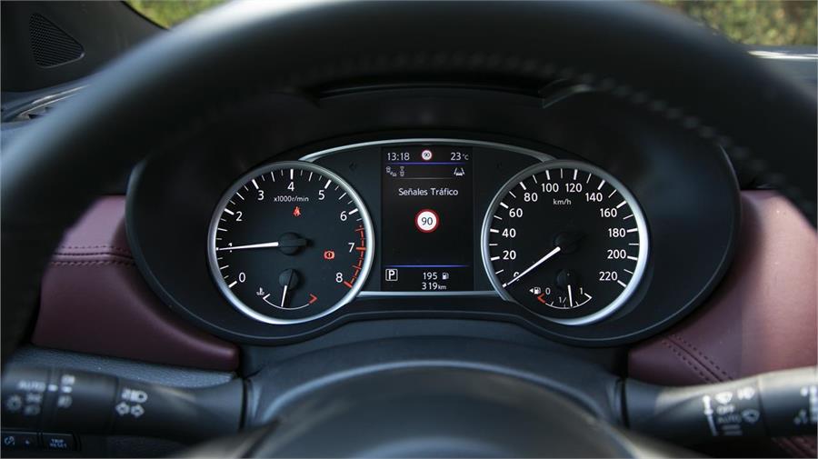 En el Nissan, el control de tracción, el aviso de ángulo muerto, el control de cambio de carril, la cámara de visión 360º y el reconocimiento de señales de tráfico, son de serie