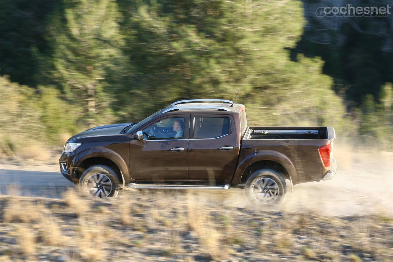 El Nissan Navara es el que ofrece un mayor confort en pista forestal. Los muelles de su eje trasero evitan el rebote de la caja en mayor medida.