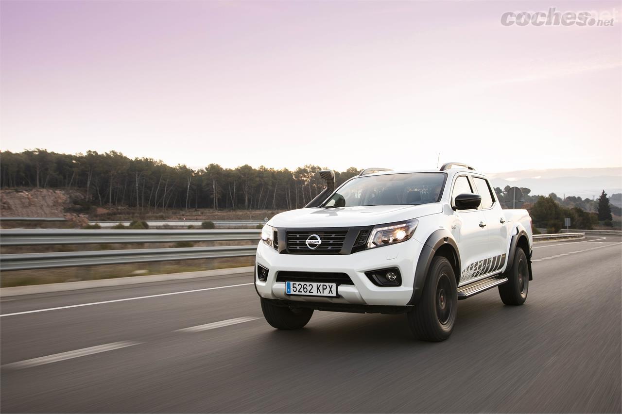 Las diferencias de comportamiento en carretera respecto a cualquier otra versión del Navara son pequeñas. Se nota más rígido y con algo más de ruido aerodinámico y de rodadura, pero poco. 