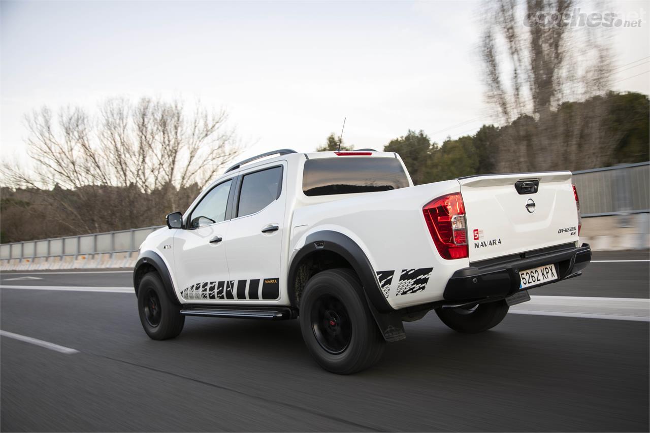 El Nissan Navara Off-Roader AT32 ofrece mejores ángulos característicos y más aptitudes para el todoterreno, aunque su base es el Navara convencional. 