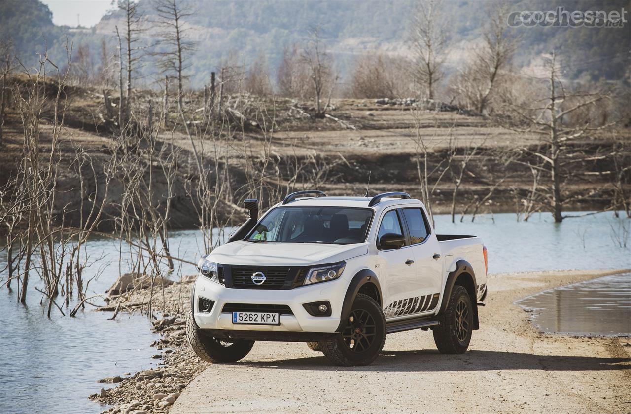 El Nissan Navara Off-Roader AT32 tiene una  imagen más agresiva, imponente, llamativa a primer golpe de vista. La preparación de Arctic Trucks se nota, y no sólo desde el punto de vista estético. 