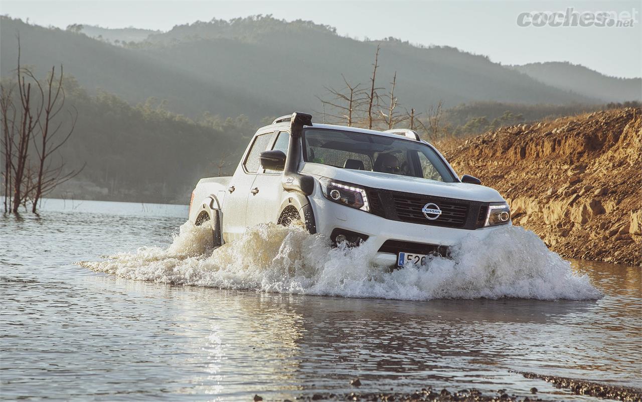 El Nissan Navara Off-Roader AT32 amplia sus aptitudes para el vadeo gracias a la presencia del snorkel y al buen sellado de todos sus elementos. 