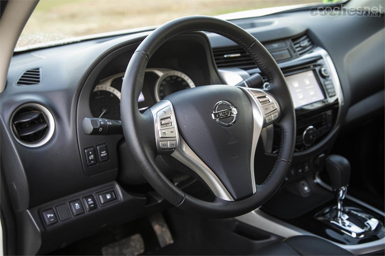 El interior del Nissan Navara Off-Roader AT32 no cambia respecto a cualquier otra versión del Navara, excepto por el pulsador que activa el bloqueo del diferencial delantero. 