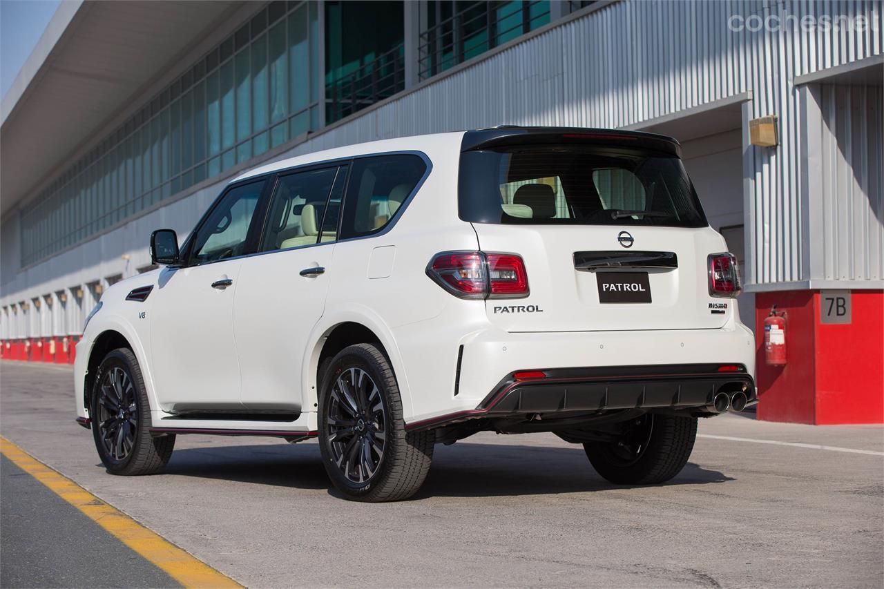 Kit de carrocería específico, llantas Rays de 22" y una doble salida de escape diferencian al Nissan Patrol Nismo del modelo convencional.